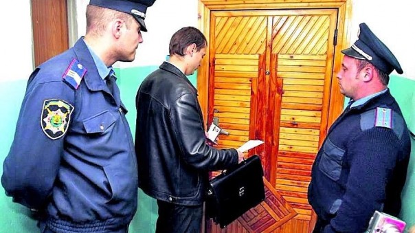 Коллекторы начали охоту на жилье украинцев