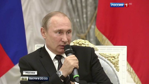 Пенсии, капремонт и "закон Яровой": президент встретился с активом "Единой России"