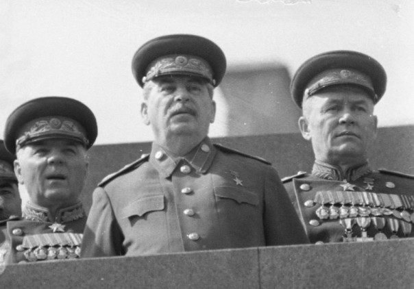 Фотография с парада танкистов 70 лет таила неожиданный сюжет.
