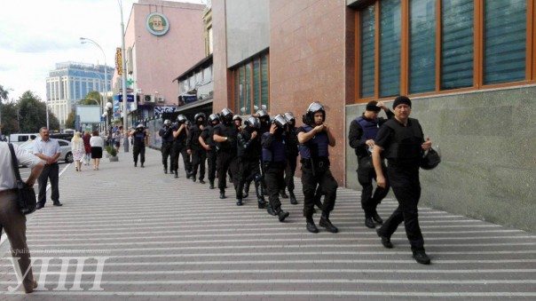 «Азов» блокирует офис «Киевгорстроя»: ранены два полицейских «Азов» блокирует офис «Киевгорстроя»: ранены два полицейских