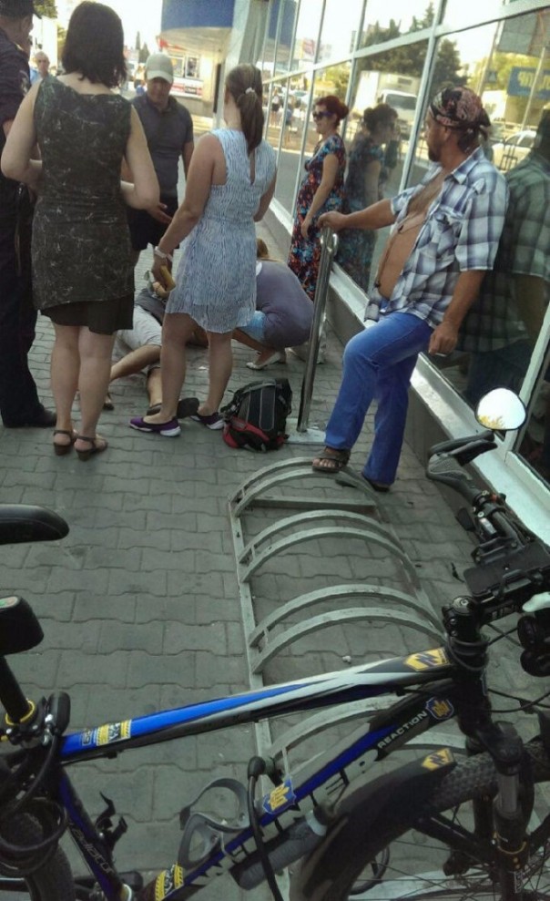 В Севастополе прохожий избил сторонника украинских националистов из-за символики полка "Азов" В Севастополе прохожий избил сторонника украинских националистов из-за символики полка "Азов"