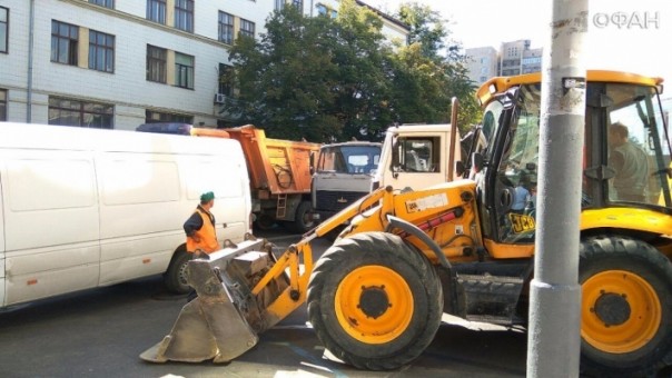 В Киеве начались столкновения между неонацистами "Азова" и рабочими В Киеве начались столкновения между неонацистами "Азова" и рабочими