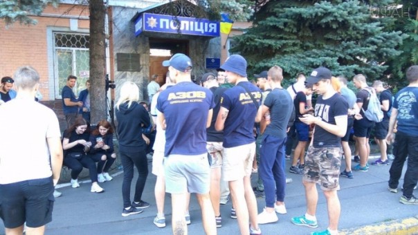 В Киеве начались столкновения между неонацистами "Азова" и рабочими В Киеве начались столкновения между неонацистами "Азова" и рабочими