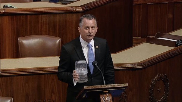 Конгрессмен от Флориды принёс на заседание банку с комарами — переносчиками вируса Зика