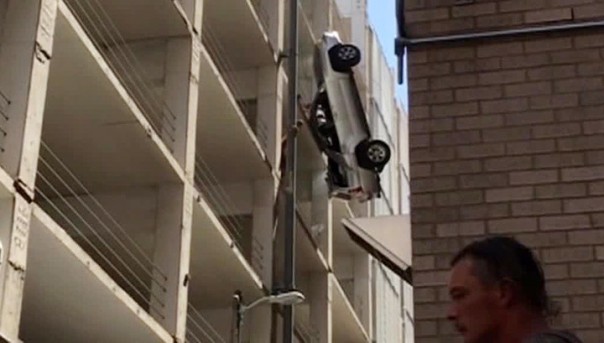 Автомобиль вылетел с многоярусной парковки и застрял в высоковольтных проводах. Уникальное видео
