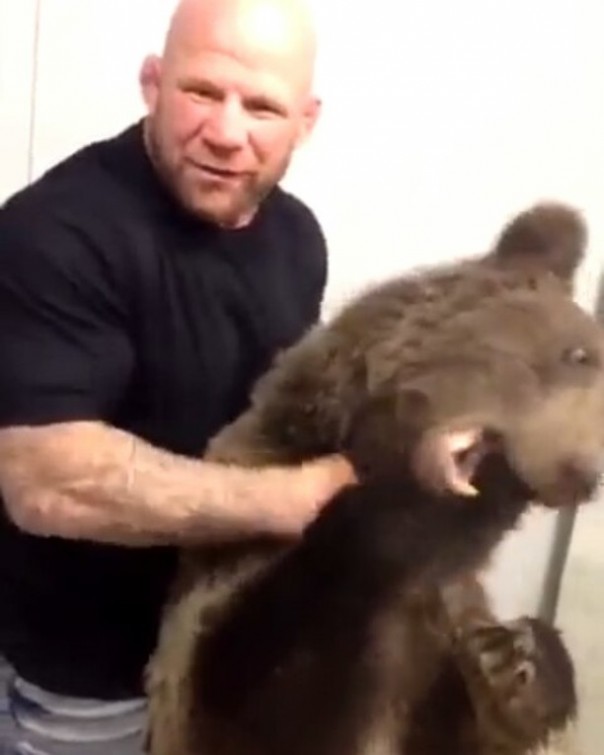 Монсон играет с живым медведем - становиться русским так уже полностью