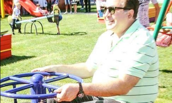 Саакашвили насмешил покатушками на детской карусели и неудачной тренировкой