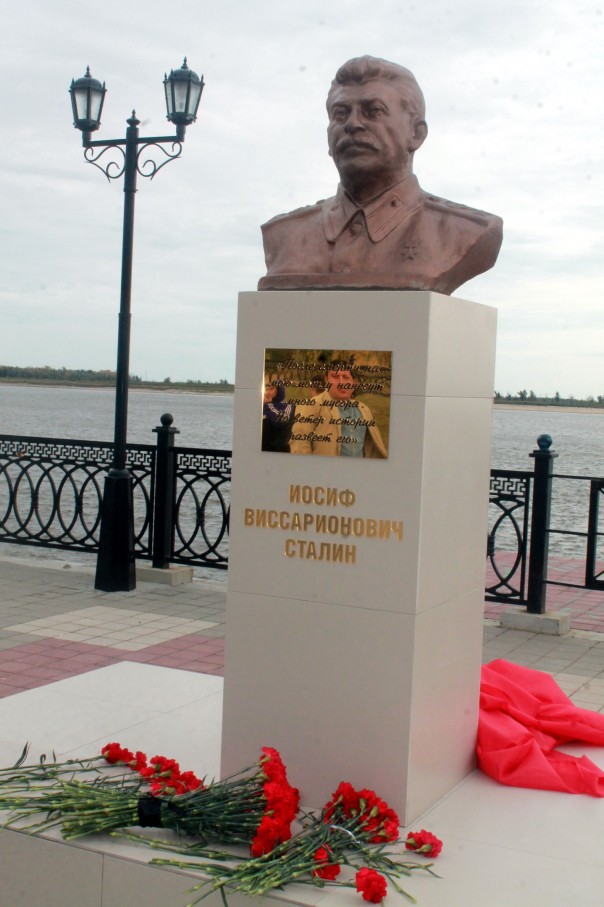 В Сургуте общественники установили бюст Сталина В Сургуте общественники установили бюст Сталина