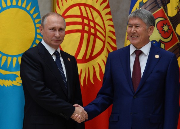 Путин поздравил Алмазбека Атамбаева с юбилеем и наградил главу Киргизии орденом Александра Невского