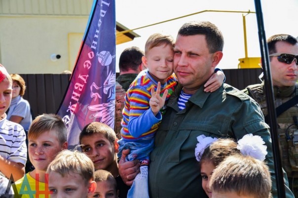 Глава ДНР вручил новым хозяевам ключи от 18 домов, построенных взамен разрушенных в ходе боев Глава ДНР вручил новым хозяевам ключи от 18 домов, построенных взамен разрушенных в ходе боев