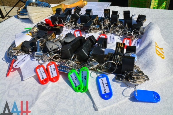 Глава ДНР вручил новым хозяевам ключи от 18 домов, построенных взамен разрушенных в ходе боев Глава ДНР вручил новым хозяевам ключи от 18 домов, построенных взамен разрушенных в ходе боев