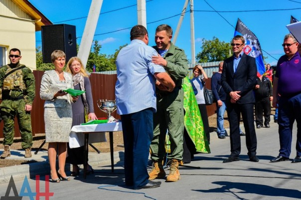 Глава ДНР вручил новым хозяевам ключи от 18 домов, построенных взамен разрушенных в ходе боев Глава ДНР вручил новым хозяевам ключи от 18 домов, построенных взамен разрушенных в ходе боев