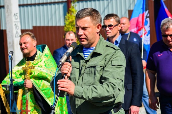 Глава ДНР вручил новым хозяевам ключи от 18 домов, построенных взамен разрушенных в ходе боев Глава ДНР вручил новым хозяевам ключи от 18 домов, построенных взамен разрушенных в ходе боев