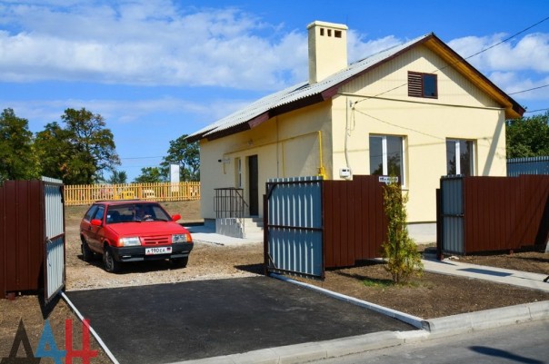 Глава ДНР вручил новым хозяевам ключи от 18 домов, построенных взамен разрушенных в ходе боев Глава ДНР вручил новым хозяевам ключи от 18 домов, построенных взамен разрушенных в ходе боев