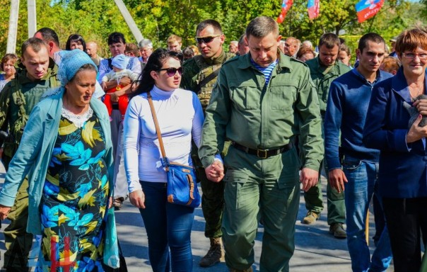 Глава ДНР вручил новым хозяевам ключи от 18 домов, построенных взамен разрушенных в ходе боев Глава ДНР вручил новым хозяевам ключи от 18 домов, построенных взамен разрушенных в ходе боев