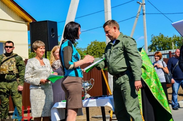 Глава ДНР вручил новым хозяевам ключи от 18 домов, построенных взамен разрушенных в ходе боев Глава ДНР вручил новым хозяевам ключи от 18 домов, построенных взамен разрушенных в ходе боев