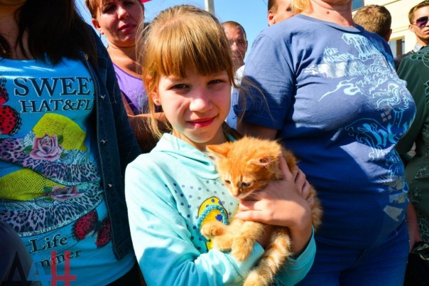 Глава ДНР вручил новым хозяевам ключи от 18 домов, построенных взамен разрушенных в ходе боев Глава ДНР вручил новым хозяевам ключи от 18 домов, построенных взамен разрушенных в ходе боев