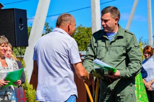 Глава ДНР вручил новым хозяевам ключи от 18 домов, построенных взамен разрушенных в ходе боев Глава ДНР вручил новым хозяевам ключи от 18 домов, построенных взамен разрушенных в ходе боев