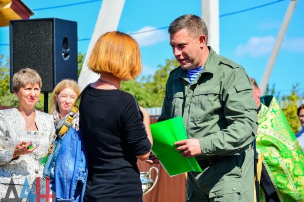 Глава ДНР вручил новым хозяевам ключи от 18 домов, построенных взамен разрушенных в ходе боев Глава ДНР вручил новым хозяевам ключи от 18 домов, построенных взамен разрушенных в ходе боев