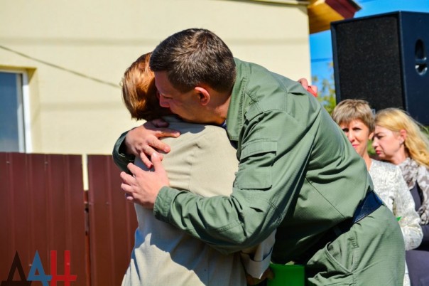 Глава ДНР вручил новым хозяевам ключи от 18 домов, построенных взамен разрушенных в ходе боев Глава ДНР вручил новым хозяевам ключи от 18 домов, построенных взамен разрушенных в ходе боев