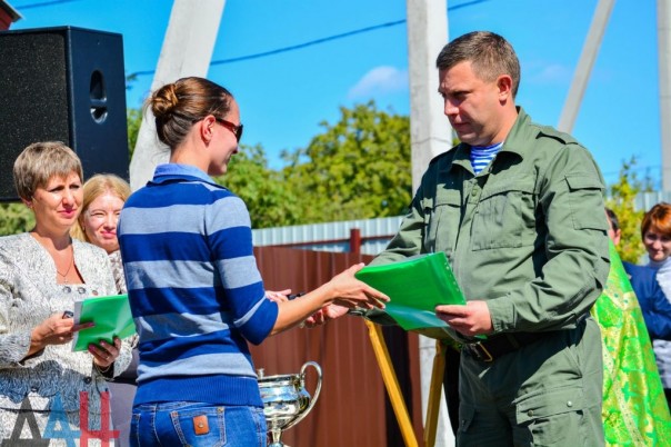 Глава ДНР вручил новым хозяевам ключи от 18 домов, построенных взамен разрушенных в ходе боев Глава ДНР вручил новым хозяевам ключи от 18 домов, построенных взамен разрушенных в ходе боев