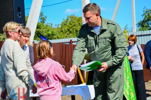 Глава ДНР вручил новым хозяевам ключи от 18 домов, построенных взамен разрушенных в ходе боев Глава ДНР вручил новым хозяевам ключи от 18 домов, построенных взамен разрушенных в ходе боев