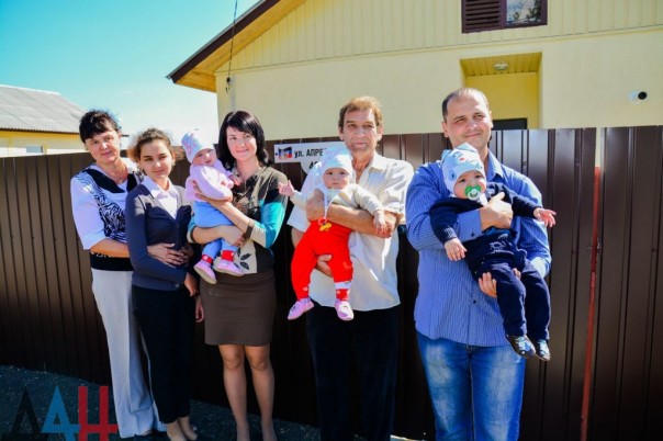 Глава ДНР вручил новым хозяевам ключи от 18 домов, построенных взамен разрушенных в ходе боев Глава ДНР вручил новым хозяевам ключи от 18 домов, построенных взамен разрушенных в ходе боев