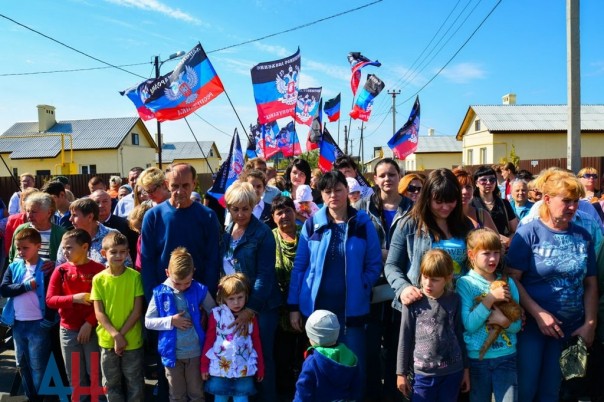 Глава ДНР вручил новым хозяевам ключи от 18 домов, построенных взамен разрушенных в ходе боев Глава ДНР вручил новым хозяевам ключи от 18 домов, построенных взамен разрушенных в ходе боев