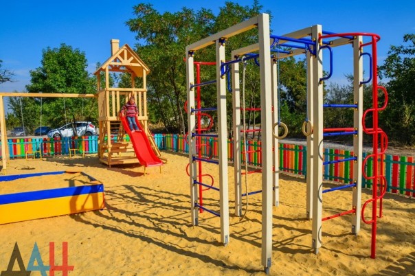 Глава ДНР вручил новым хозяевам ключи от 18 домов, построенных взамен разрушенных в ходе боев Глава ДНР вручил новым хозяевам ключи от 18 домов, построенных взамен разрушенных в ходе боев