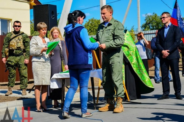 Глава ДНР вручил новым хозяевам ключи от 18 домов, построенных взамен разрушенных в ходе боев Глава ДНР вручил новым хозяевам ключи от 18 домов, построенных взамен разрушенных в ходе боев