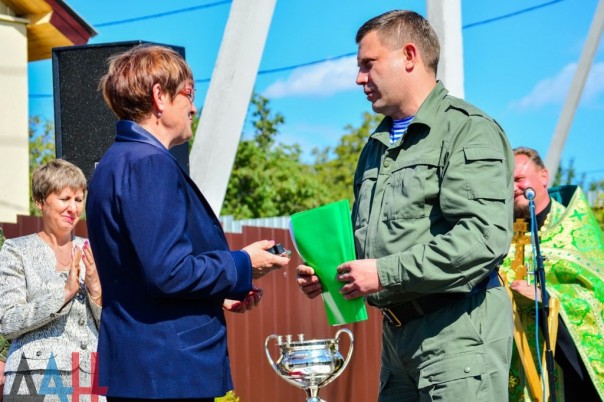 Глава ДНР вручил новым хозяевам ключи от 18 домов, построенных взамен разрушенных в ходе боев Глава ДНР вручил новым хозяевам ключи от 18 домов, построенных взамен разрушенных в ходе боев