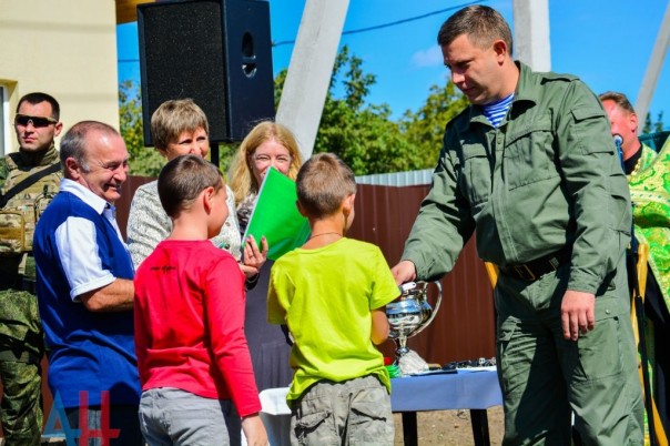 Глава ДНР вручил новым хозяевам ключи от 18 домов, построенных взамен разрушенных в ходе боев Глава ДНР вручил новым хозяевам ключи от 18 домов, построенных взамен разрушенных в ходе боев