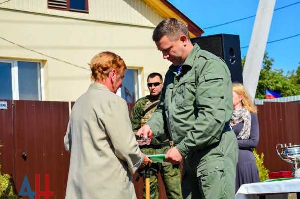 Глава ДНР вручил новым хозяевам ключи от 18 домов, построенных взамен разрушенных в ходе боев Глава ДНР вручил новым хозяевам ключи от 18 домов, построенных взамен разрушенных в ходе боев