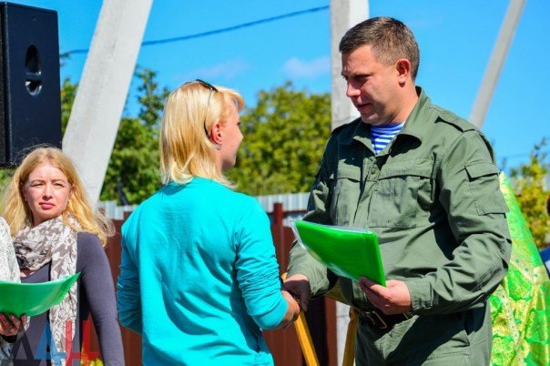 Глава ДНР вручил новым хозяевам ключи от 18 домов, построенных взамен разрушенных в ходе боев Глава ДНР вручил новым хозяевам ключи от 18 домов, построенных взамен разрушенных в ходе боев