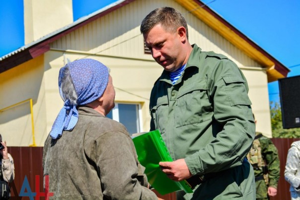 Глава ДНР вручил новым хозяевам ключи от 18 домов, построенных взамен разрушенных в ходе боев Глава ДНР вручил новым хозяевам ключи от 18 домов, построенных взамен разрушенных в ходе боев