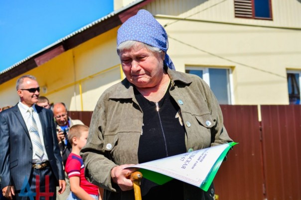 Глава ДНР вручил новым хозяевам ключи от 18 домов, построенных взамен разрушенных в ходе боев Глава ДНР вручил новым хозяевам ключи от 18 домов, построенных взамен разрушенных в ходе боев