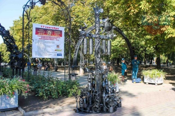 Кузнецы ДНР установили в центре Донецка трехметровый меч, выкованный из фрагментов гильз и снарядов