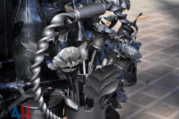 Кузнецы ДНР установили в центре Донецка трехметровый меч, выкованный из фрагментов гильз и снарядов Кузнецы ДНР установили в центре Донецка трехметровый меч, выкованный из фрагментов гильз и снарядов