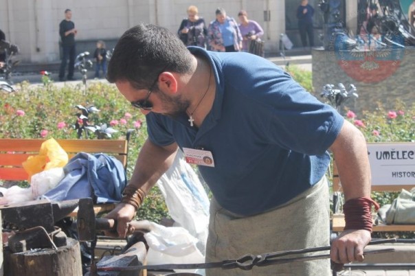 Кузнецы ДНР установили в центре Донецка трехметровый меч, выкованный из фрагментов гильз и снарядов Кузнецы ДНР установили в центре Донецка трехметровый меч, выкованный из фрагментов гильз и снарядов