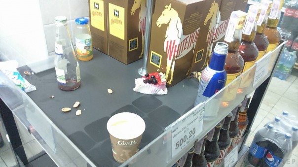 Голодные бунты: На Украине захватили супермаркет и ресторан ради еды