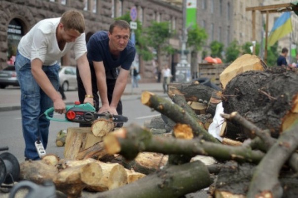 Скакуны запасаются на зиму дровами: газа нет, тарифы непосильны Скакуны запасаются на зиму дровами: газа нет, тарифы непосильны