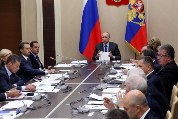 Путин поручил освободить самозанятых от налогов