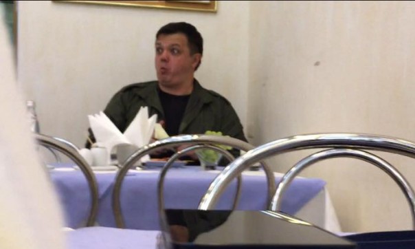 Сеть насмешили снимки нардепа, уплетающего креветки в Верховной Раде