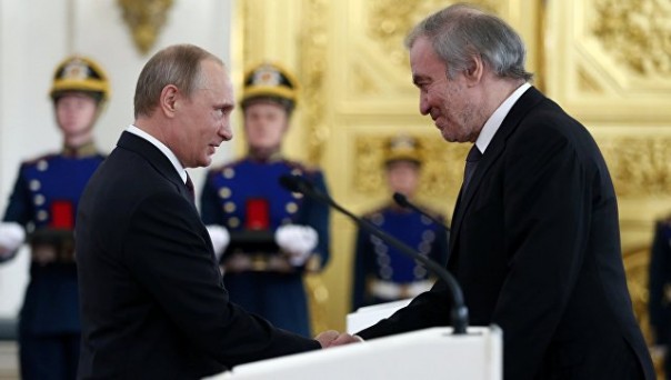 В Екатерининском зале Кремля Владимир Путин вручил государственные награды.