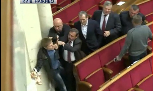 В Верховной раде произошла потасовка между депутатами