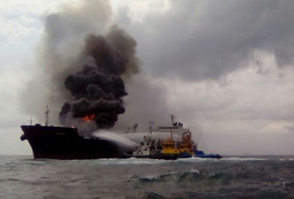 В Мексике объявлена угроза разлива 1 млн литров нефти с горящего танкера В Мексике объявлена угроза разлива 1 млн литров нефти с горящего танкера