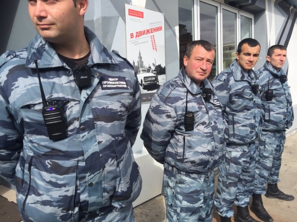 Скандальную фотовыставку с портретами голых девочек закрыли, работы "вдохновителя педофилов" облили мочой