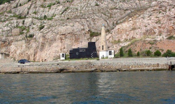 В Балаклаве восстановлен ранее снесённый памятник героям подводникам