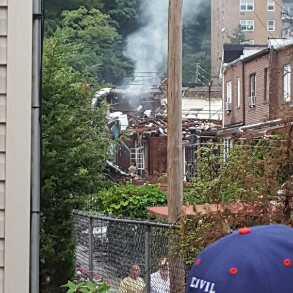 Мощный взрыв в Нью-Йорке уничтожил жилой дом Мощный взрыв в Нью-Йорке уничтожил жилой дом