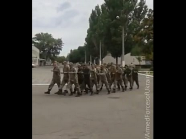 Марш трезвости: улетное видео о том, как перевоспитывают алкоголиков в украинской армии